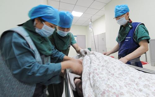 河南省人民医院心脏内科主任高传玉(右)和护士对患者进行术后健康指导和检查(5月8日摄)。新华社记者 赵鹏 摄